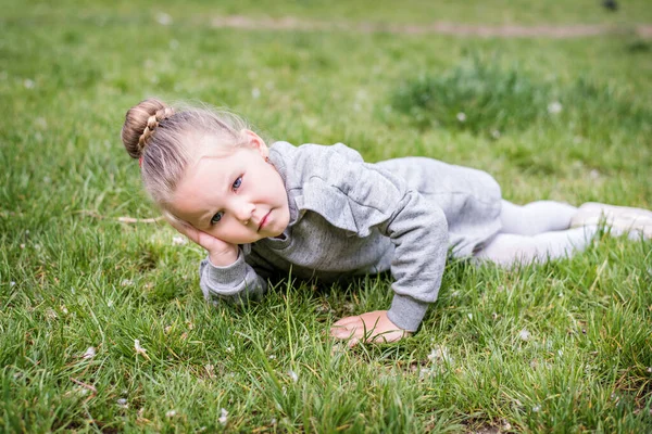 Liten Blond Flicka Med Blå Ögon Hår Arrangerat Bulle Bär — Stockfoto