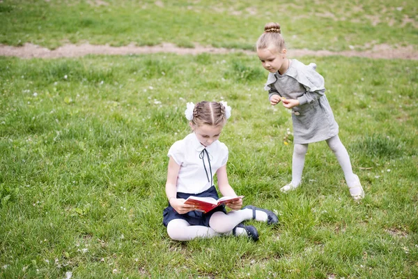 Pequeña Colegiala Rubia Uniforme Escolar Con Lazos Blancos Coletas Sienta — Foto de Stock