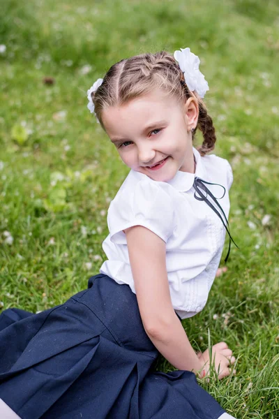 Liten Blond Skolflicka Skoluniform Med Vita Rosetter Flätor Går Första — Stockfoto