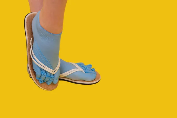 Ноги Дівчини Одягнені Гумові Сині Медичні Стерильні Рукавички Затінені Білі — стокове фото