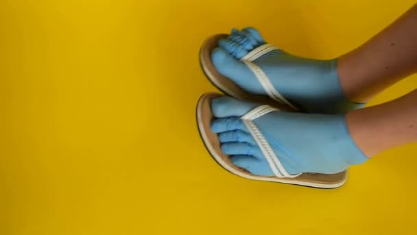 Vrouwelijke Benen Zijn Gekleed Rubber Blauwe Medische Handschoenen Geschoren Witte — Stockvideo