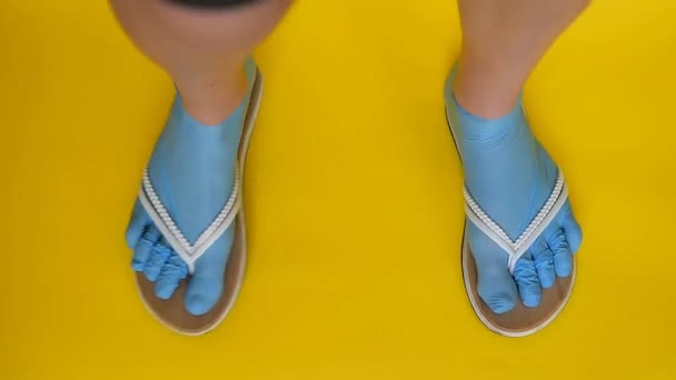 Vrouwelijke Benen Zijn Gekleed Rubber Blauwe Medische Handschoenen Geschoren Witte — Stockvideo