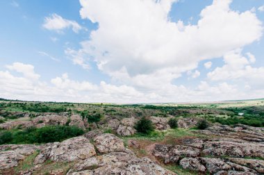 Panorana. Yeşil ağaçların arasında taş gri kanyon, dağın arasında nehir. Ukrayna 'nın Harikaları Dünyası' nın mucizelerinden biri Şeytan Kanyonu 'dur. Ülkeyi arabayla gezmek, tırmanmak, ailemle tırmanmak.