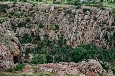 Panorana. Yeşil ağaçların arasında taş gri kanyon, dağın arasında nehir. Ukrayna 'nın Harikaları Dünyası' nın mucizelerinden biri Şeytan Kanyonu 'dur. Ülkeyi arabayla gezmek, tırmanmak, ailemle tırmanmak.