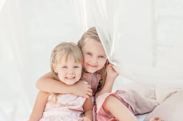 Dos Mejores Hermanas Rubias Con Vestidos Rosas Están Jugando Juntas —  Fotos de Stock