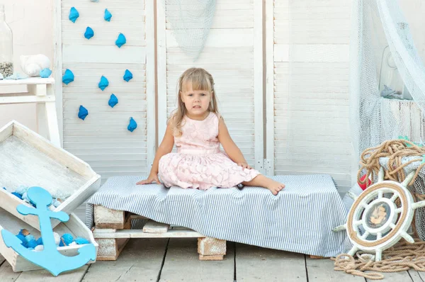 Nahaufnahme Porträt Eines Kleinen Blonden Mädchens Mit Blauen Augen Einem — Stockfoto