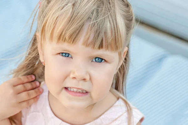 Nahaufnahme Porträt Eines Kleinen Blonden Mädchens Mit Blauen Augen Einem — Stockfoto