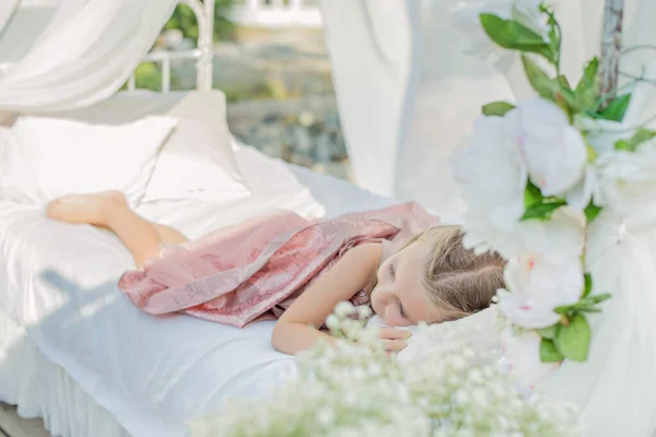 Zarte Kleine Blonde Mädchen Mit Langen Haaren Einem Schönen Rosa — Stockfoto