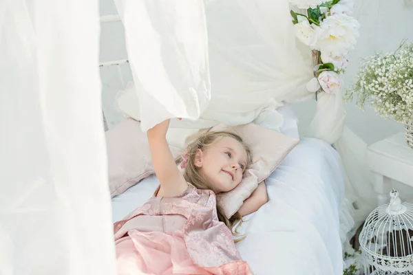 Delicate Kleine Blonde Meisje Met Lang Haar Een Mooie Roze — Stockfoto