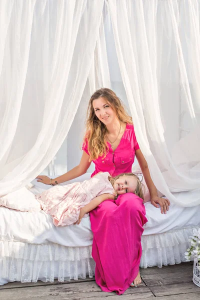 Den Matek Krásná Matka Objímá Dvě Malé Blondýnky Sedící Bílé — Stock fotografie
