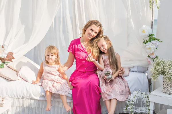 Moederdag Een Mooie Moeder Knuffelt Twee Kleine Dochters Van Blondjes — Stockfoto