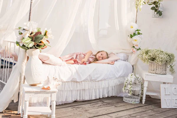 Zarte Kleine Blonde Mädchen Mit Langen Haaren Einem Schönen Rosa — Stockfoto