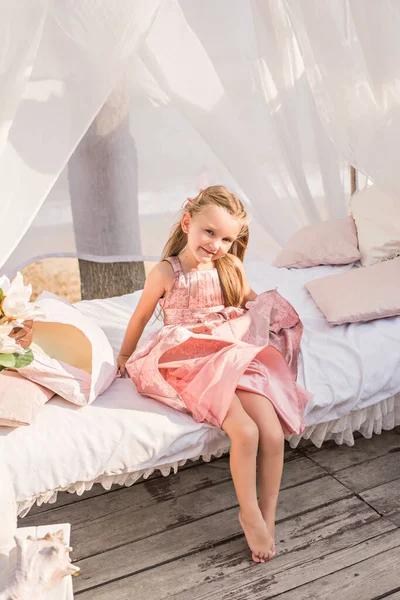 Loira Menina Delicada Com Cabelos Longos Belo Vestido Rosa Senta — Fotografia de Stock