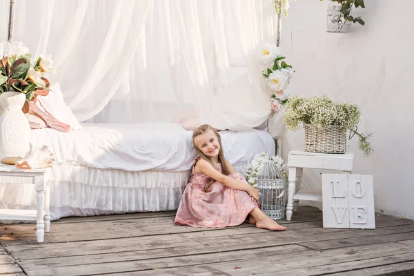 Zarte Kleine Blonde Mädchen Mit Langen Haaren Einem Schönen Rosa — Stockfoto