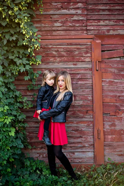 Mãe Bonita Feliz Filha Loira Mesmo Olhar Família Saias Vermelhas — Fotografia de Stock