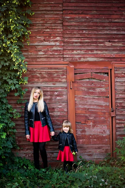 Mãe Bonita Feliz Filha Loira Mesmo Olhar Família Saias Vermelhas — Fotografia de Stock