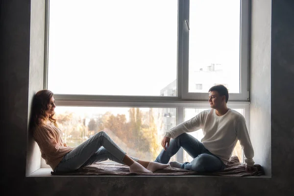 Szczęśliwa Para Zakochana Zimowych Swetrach Dżinsach Spójrzcie Usiądźcie Naprzeciwko Siebie — Zdjęcie stockowe
