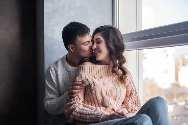 Pareja Feliz Amor Suéteres Invierno Jeans Sentarse Gran Alféizar Ventana —  Fotos de Stock