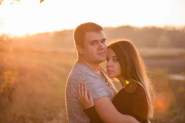 Ung Man Kysser Kramar Vacker Blond Flicka Med Långt Hår — Stockfoto