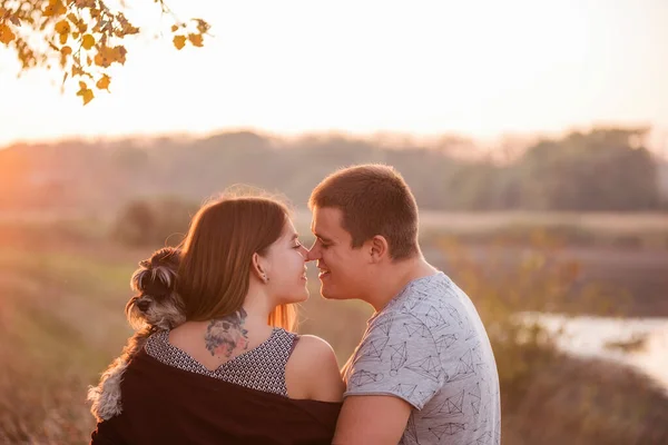 Una Pareja Enamorada Abrazos Besos Los Rayos Del Sol Otoño —  Fotos de Stock