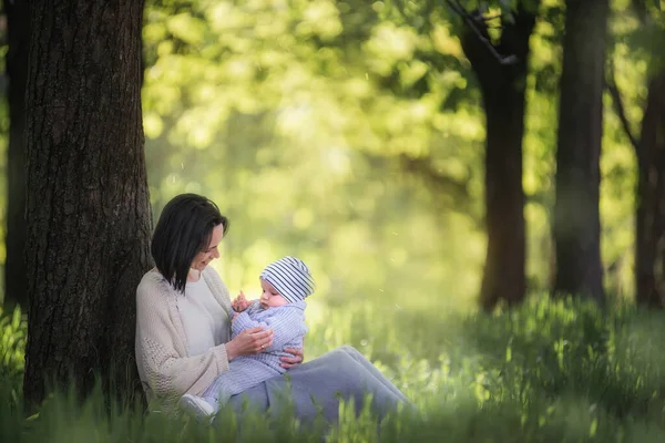 Moderne Junge Brünette Mutter Mit Kurzhaarschnitt Die Ein Kleinkind Einem — Stockfoto