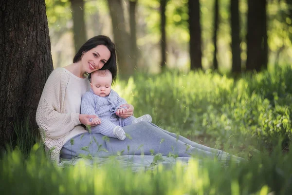 Kısa Saçlı Genç Modern Güzel Esmer Bir Anne Kollarında Gri — Stok fotoğraf