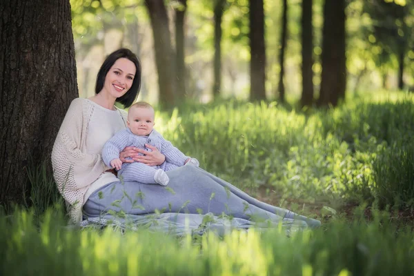 Kısa Saçlı Genç Modern Güzel Esmer Bir Anne Kollarında Gri — Stok fotoğraf