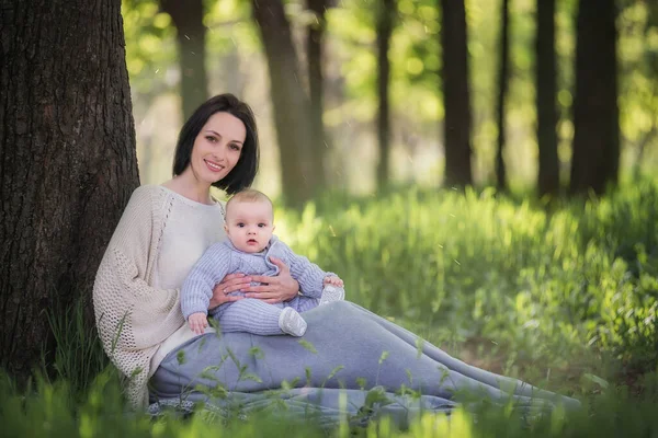 Kısa Saçlı Genç Modern Güzel Esmer Bir Anne Kollarında Gri — Stok fotoğraf