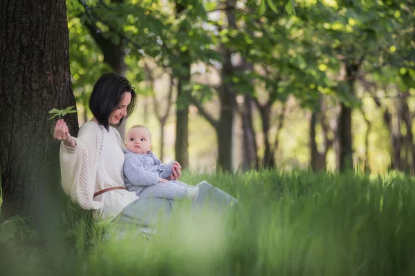 Moderne Junge Brünette Mutter Mit Kurzhaarschnitt Die Ein Kleinkind Einem — Stockfoto