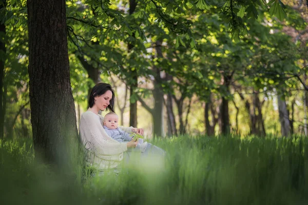 Modern Vacker Ung Brunett Mor Med Kort Frisyr Håller Ett — Stockfoto