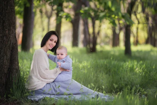 Kısa Saçlı Genç Modern Güzel Esmer Bir Anne Kollarında Gri — Stok fotoğraf