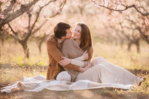 Щаслива Пара Закоханих Обіймається Тлі Квітучих Садів Заходу Сонця Навесні — стокове фото