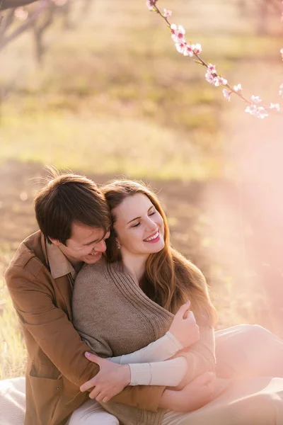 Glada Par Kärlek Kram Bakgrunden Blommande Solnedgång Trädgårdar Våren Romantiskt — Stockfoto