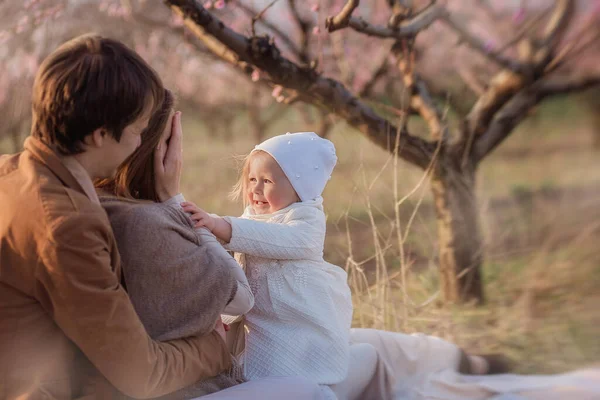 Glückliche Familien Ruhen Sich Bei Einem Picknick Blühenden Pfirsichgärten Bei — Stockfoto