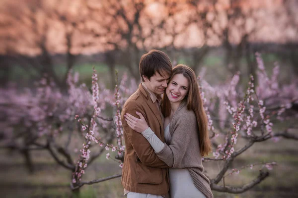 Glada Par Kärlek Kram Bakgrunden Blommande Solnedgång Trädgårdar Våren Romantiskt — Stockfoto