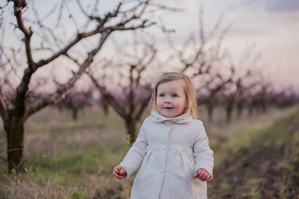 Retrato Bebé Hermoso Con Ojos Azules Abrigo Blanco Que Camina —  Fotos de Stock