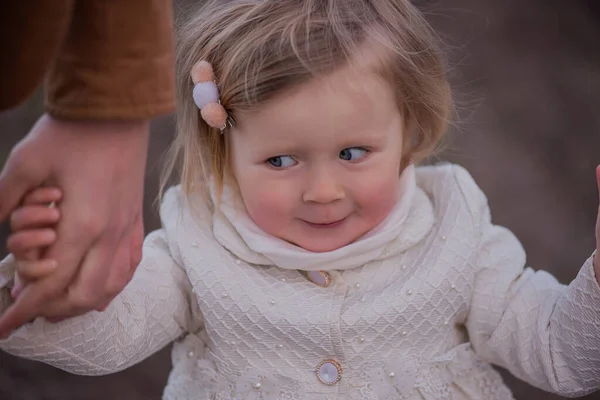 Mor Och Far Håller Sin Lilla Dotter Handen Och Flyger — Stockfoto