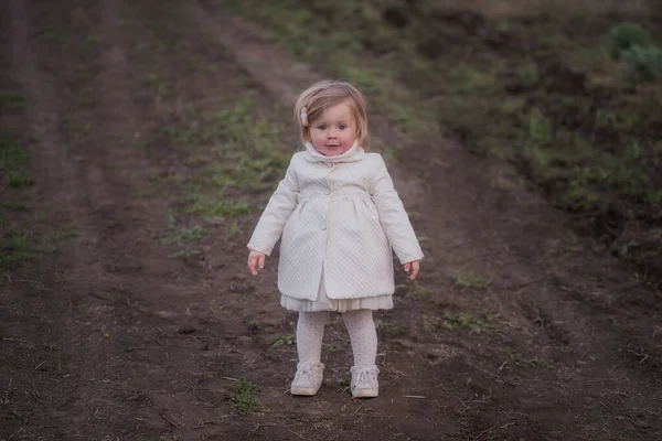 Retrato Bebé Hermoso Con Ojos Azules Abrigo Blanco Que Camina —  Fotos de Stock