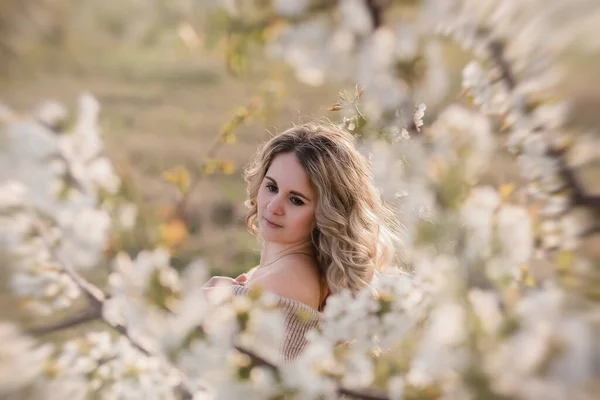 Fille Délicate Rêveuse Aux Cheveux Blonds Bouclés Dans Les Jardins — Photo