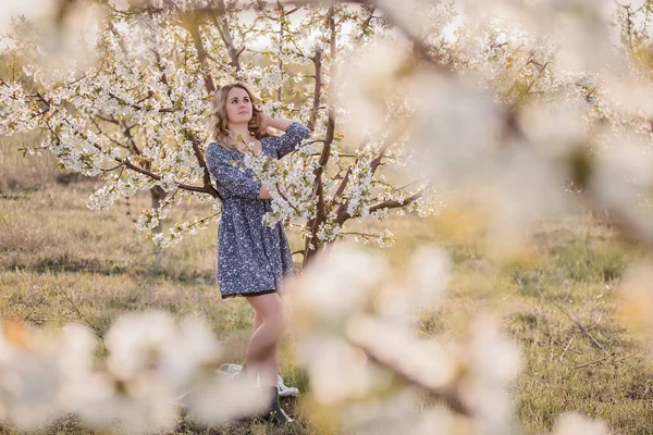 Fille Délicate Rêveuse Aux Cheveux Blonds Bouclés Dans Les Jardins — Photo