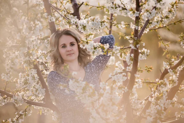 Fille Délicate Rêveuse Aux Cheveux Blonds Bouclés Dans Les Jardins — Photo