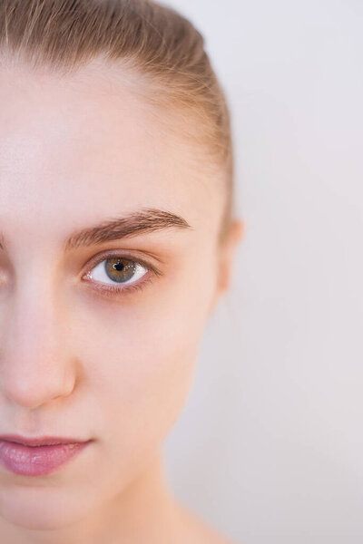 Пошаговые инструкции о том, как сделать яркий художественный макияж для бабочки дома. DIY. Шаг 1. Очистите кожу микроэлементной водой, увлажните тонером, нанесите основание под фундамент. 