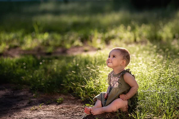 Liten Söt Bebis Med Kort Hår Grön Klänning Sitter Gräsmattan — Stockfoto