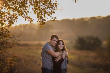 Genç bir adam ve bir kız sonbahar ormanında yürüyorlar. Mutlu aşıklar el ele tutuşur, birbirlerine sarılırlar, öpüşürler, birlikte zaman geçirirler. Soğuk mevsimlerde, hafta sonları seyahat etmek. Birbirine aşık çiftler