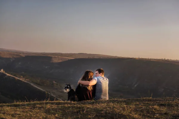 Kollarında Schnauzer Köpeği Olan Sevgili Bir Çift Gezgin Bir Kayanın — Stok fotoğraf