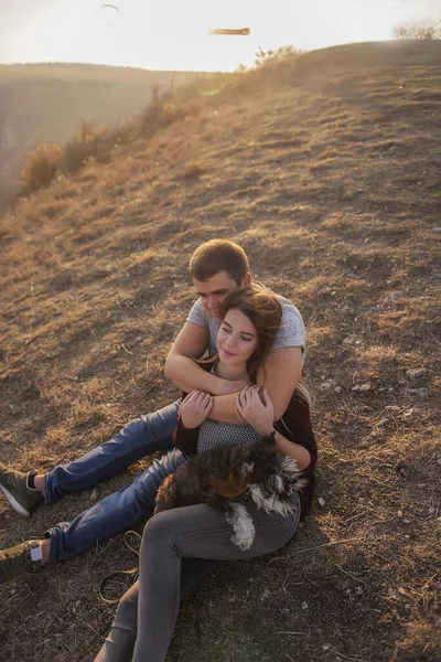 Jovem Abraça Uma Linda Garota Por Trás Casal Admira Pôr — Fotografia de Stock