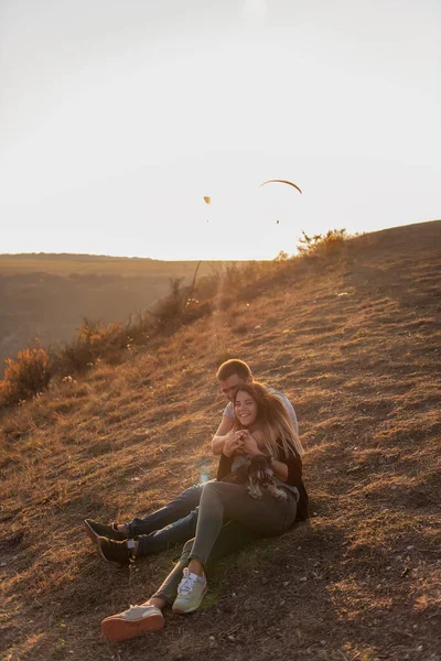 Молодий Чоловік Обіймає Красиву Дівчину Ззаду Пара Захоплюється Заходом Сонця — стокове фото