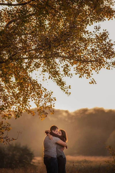 Ein Junger Mann Und Ein Mädchen Gehen Herbstlichen Wald Spazieren — Stockfoto