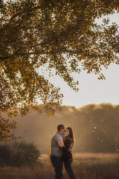 Ung Man Och Flicka Går Höstskogen Glada Älskare Håller Varandra — Stockfoto