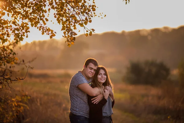 Jovem Uma Menina Estão Andando Floresta Outono Amantes Felizes Dão — Fotografia de Stock